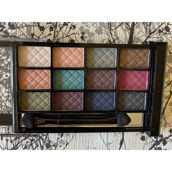 🎉HP🎉 NWT 4-Piece Makeup Set with Makeup Bag - Picture 2 of 11